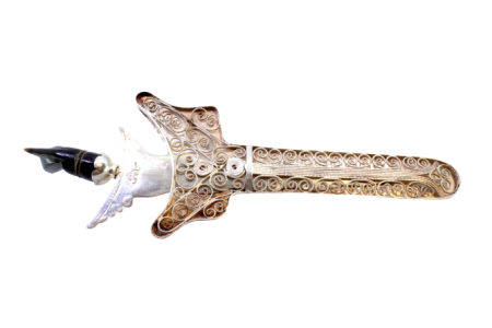 Abre cartas em prata de filigrana em forma de adaga, pega em osso e bainha com enrolamentos.